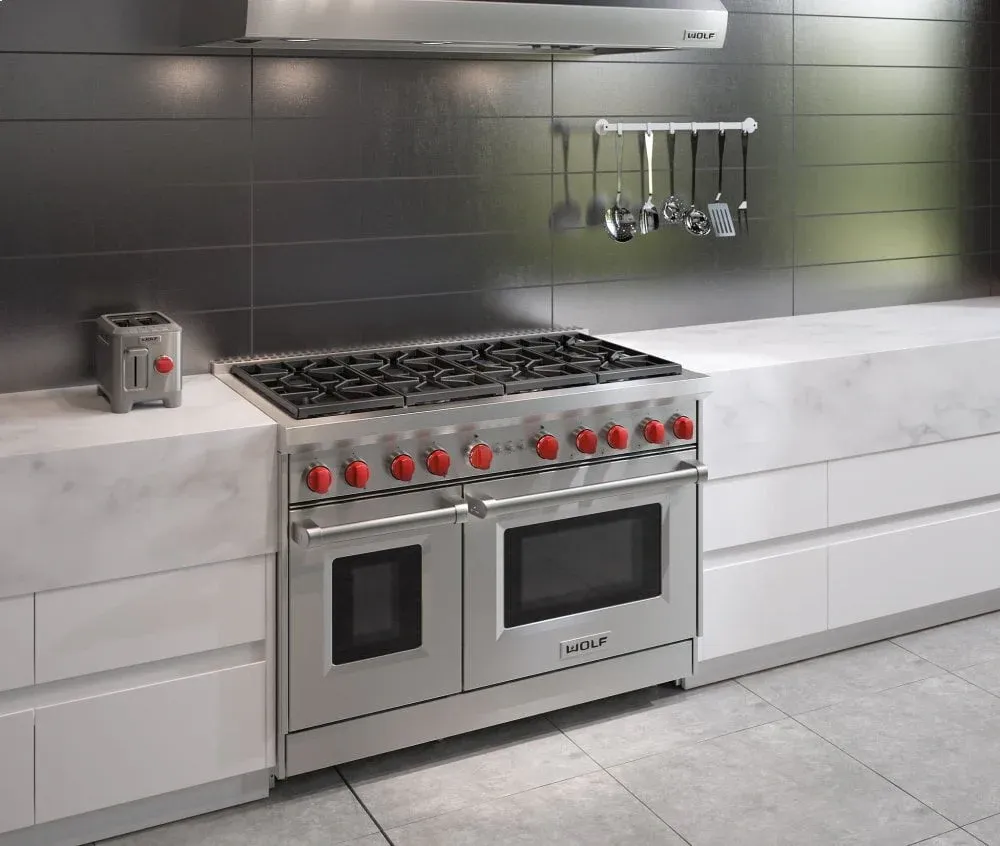 Professional-style kitchen range and cooktop appliance